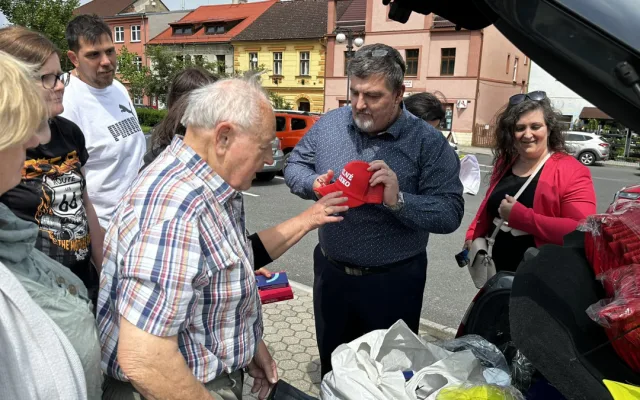 Neúnavný senior s transparentem opět vytrolil mítink Andreje Babiše. Nechyběla strkanice a nadávky