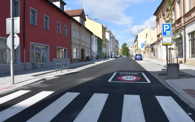 Asfalt nahradila žula a přibyly i stromy, Purkyňova ulice prošla proměnou