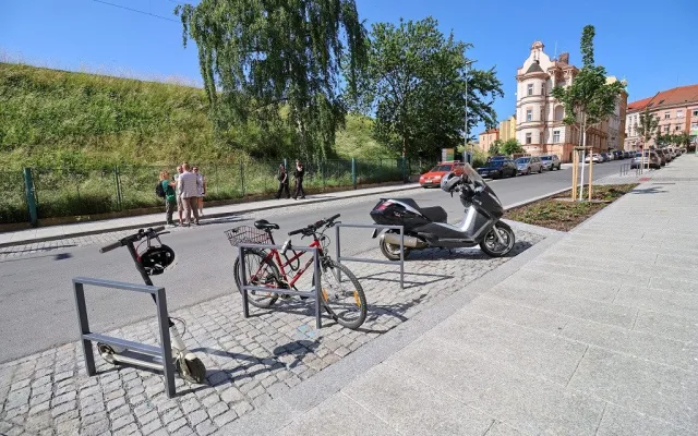 Asfalt nahradila žula a přibyly i stromy, Purkyňova ulice prošla proměnou