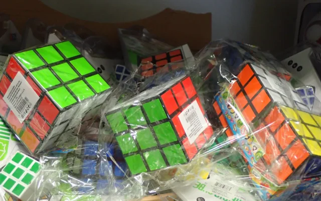 Padělky oblečení, elektroniky a hraček za miliony do Plzně nedojely. Zasáhli celníci