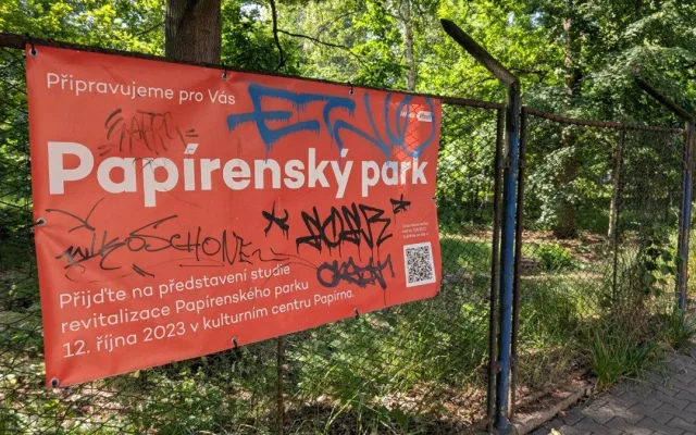 Zapařený pytel mrkve a stříkačky, Papírenský park znovu zaplňují odpadky