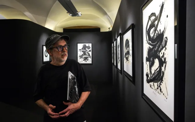 Aleš Najbrt se vrátil k volné tvorbě. Západočeská galerie vystavuje jeho unikátní litografie