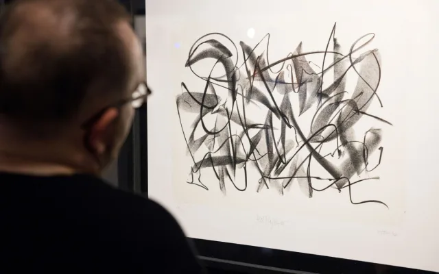 Aleš Najbrt se vrátil k volné tvorbě. Západočeská galerie vystavuje jeho unikátní litografie