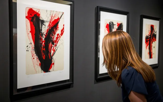 Aleš Najbrt se vrátil k volné tvorbě. Západočeská galerie vystavuje jeho unikátní litografie