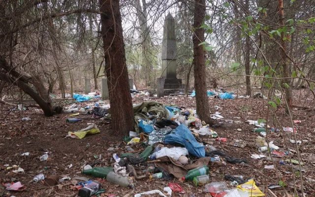 V takovém stavu byl Papírenský park ještě předtím, než ho město před dvěma lety vyklidilo. Naštěstí má park teď k takovému stavu daleko. Zdroj: Magistrát města Plzně.