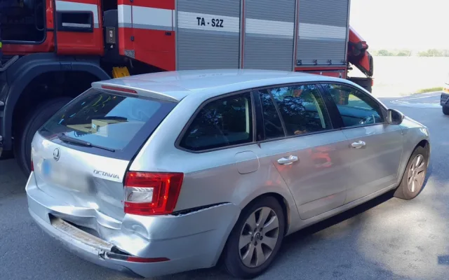 Tři lidé se zranili při hromadné nehodě pěti automobilů na frekventované silnici I/20