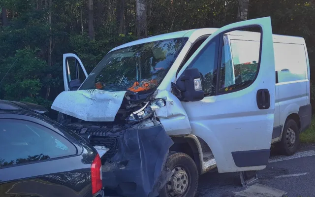 Tři lidé se zranili při hromadné nehodě pěti automobilů na frekventované silnici I/20
