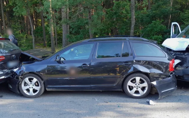 Tři lidé se zranili při hromadné nehodě pěti automobilů na frekventované silnici I/20