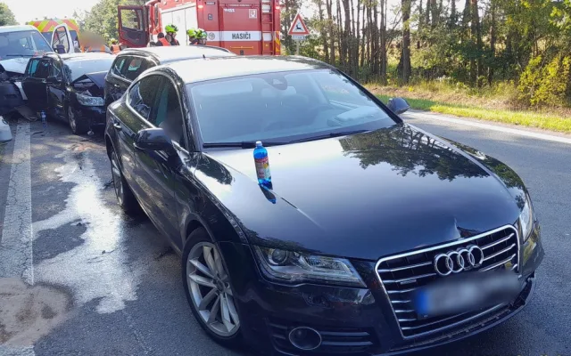 Tři lidé se zranili při hromadné nehodě pěti automobilů na frekventované silnici I/20