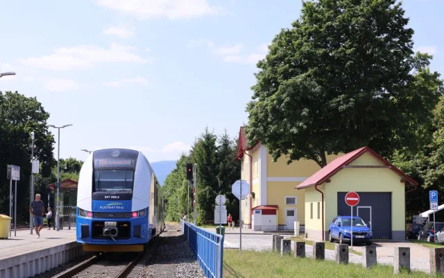 Kvůli přestupu museli v Nýrsku popojít 300 metrů, nový terminál teď vše propojil