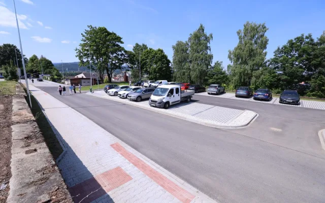 Kvůli přestupu museli v Nýrsku popojít 300 metrů, nový terminál teď vše propojil