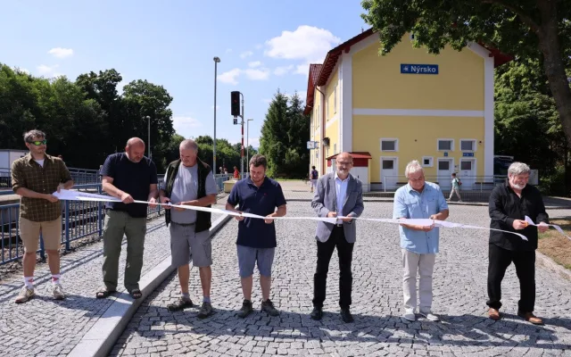 Kvůli přestupu museli v Nýrsku popojít 300 metrů, nový terminál teď vše propojil