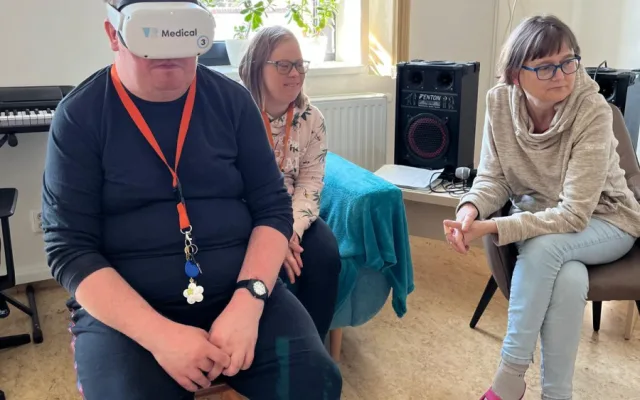 Senioři se díky virtuální realitě podívají do Paříže i z pohodlí křesla ve stacionáři