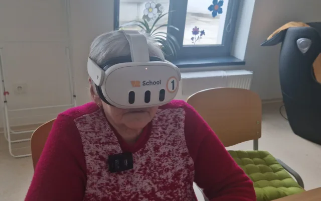 Senioři se díky virtuální realitě podívají do Paříže i z pohodlí křesla ve stacionáři