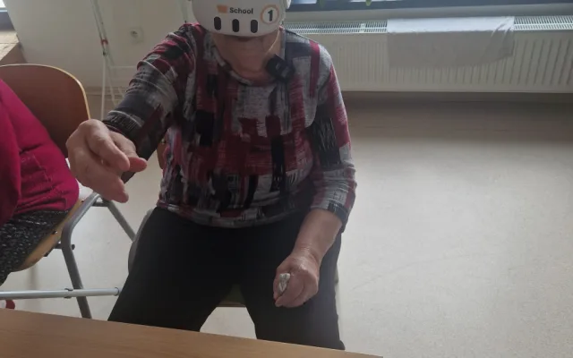 Senioři se díky virtuální realitě podívají do Paříže i z pohodlí křesla ve stacionáři