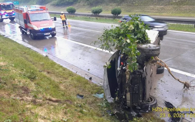 Hrozivá nehoda na dálnici D5. Auto vyletělo na mokru ze silnice až k lesu, kde vytrhlo strom