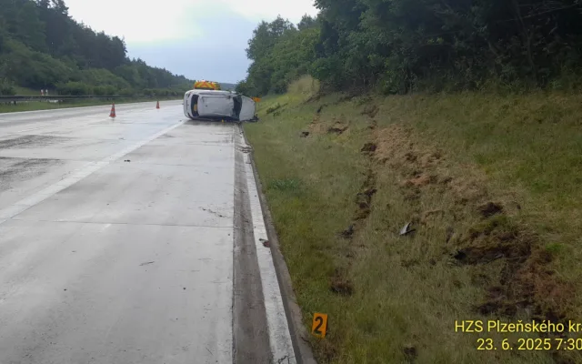 Hrozivá nehoda na dálnici D5. Auto vyletělo na mokru ze silnice až k lesu, kde vytrhlo strom