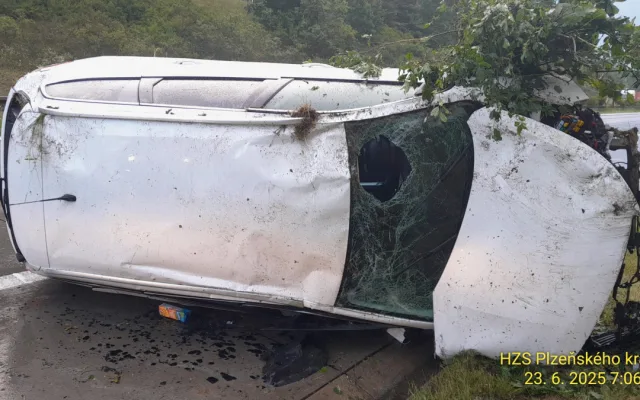 Hrozivá nehoda na dálnici D5. Auto vyletělo na mokru ze silnice až k lesu, kde vytrhlo strom