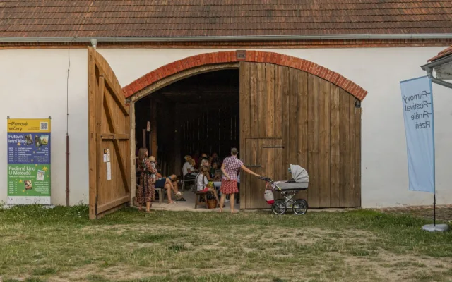 Letní kino na místech, kde byste to nečekali. Promítání bude v pivovaru i ve stodole
