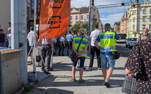 Vlastizrádce, hanba, skandovali odpůrci Petra Fialy. Debatu v Plzni zahalila pachuť nenávisti