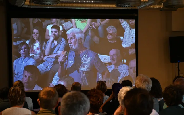 Vlastizrádce, hanba, skandovali odpůrci Petra Fialy. Debatu v Plzni zahalila pachuť nenávisti