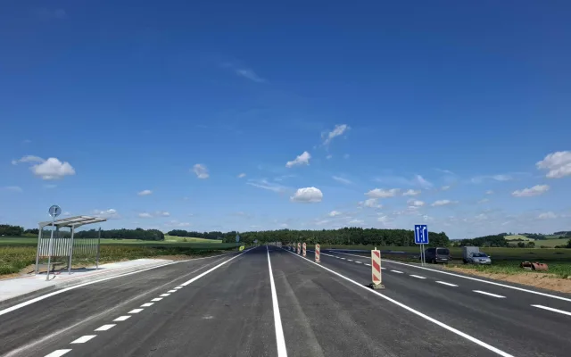 Končí nepříjemná objížďka na silnici I/22 u Domažlic, kde se přestavovala křižovatka