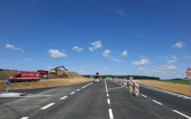Končí nepříjemná objížďka na silnici I/22 u Domažlic, kde se přestavovala křižovatka