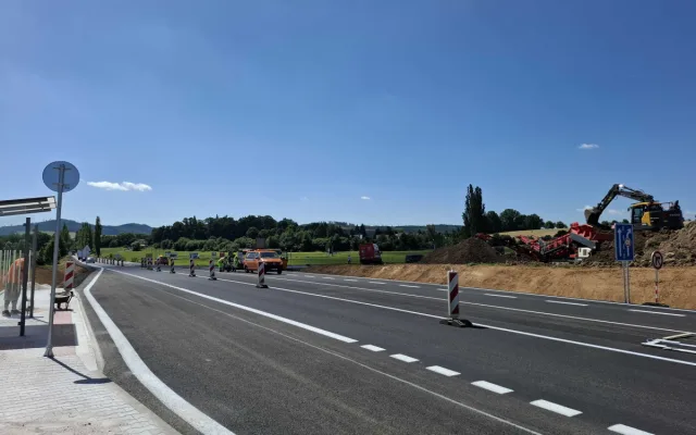 Končí nepříjemná objížďka na silnici I/22 u Domažlic, kde se přestavovala křižovatka