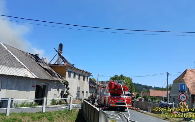 Hasiči likvidovali v úmorném vedru požár domu, vyhlásili 2. stupeň pohotovostního poplachu