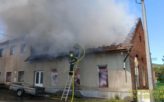 Hasiči likvidovali v úmorném vedru požár domu, vyhlásili 2. stupeň pohotovostního poplachu