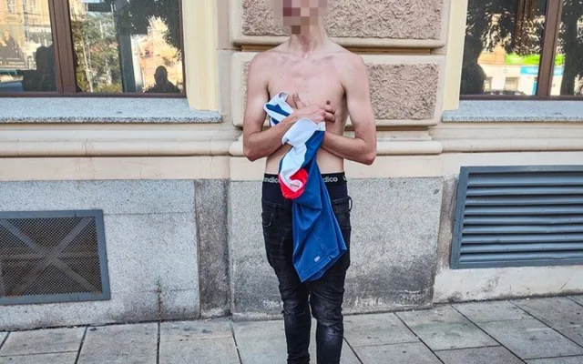 Sedmnáctiletý mladík surově napadl muže na zastávce, nechtěl mu půjčit mobil
