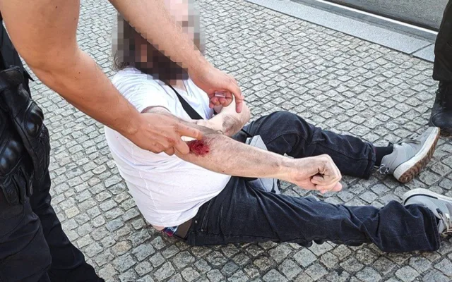 Sedmnáctiletý mladík surově napadl muže na zastávce, nechtěl mu půjčit mobil