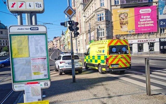 Sedmnáctiletý mladík surově napadl muže na zastávce, nechtěl mu půjčit mobil