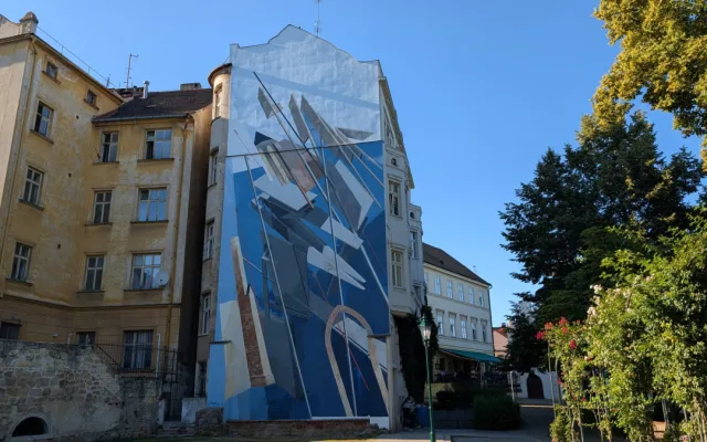 Lidé kritizují novou velkoplošnou moderní malbu na průčelí domu v historickém centru