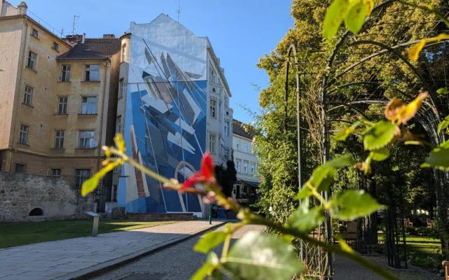 Lidé kritizují novou velkoplošnou moderní malbu na průčelí domu v historickém centru
