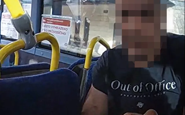 Konflikt v autobusu. Řidič odmítl říct cestujícímu čas příjezdu a strhla se mela