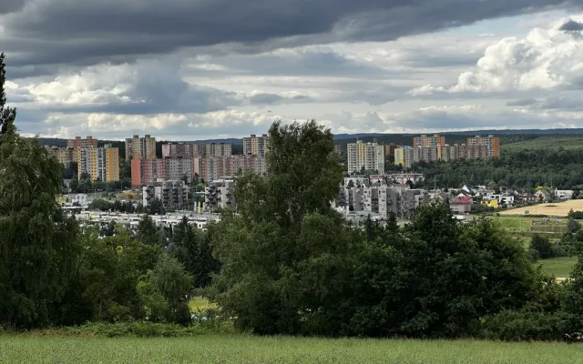 Pohled na Lochotín z Mikulky