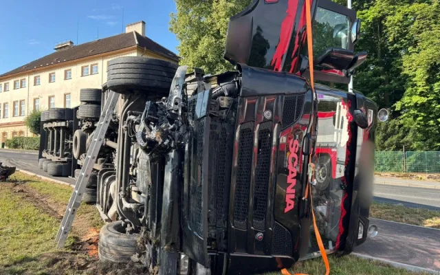Kamion vyletěl ze silnice a zůstal ležet na chodníku převrácený na boku