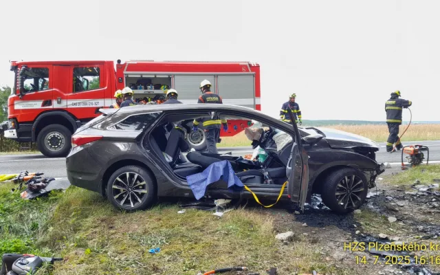 Při děsivé nehodě osobáku se vážně zranili dva dospělí a dítě. Auto narazilo do betonové propusti
