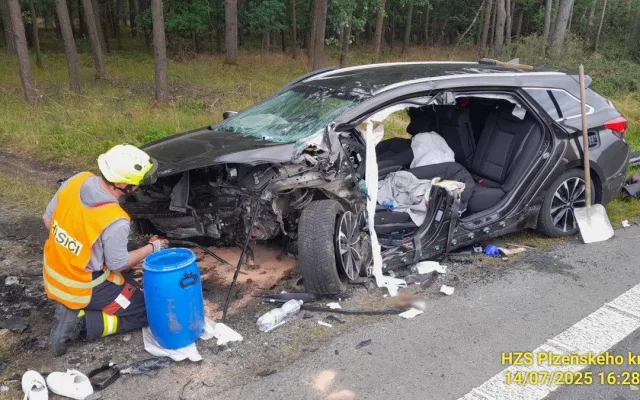Při děsivé nehodě osobáku se vážně zranili dva dospělí a dítě. Auto narazilo do betonové propusti