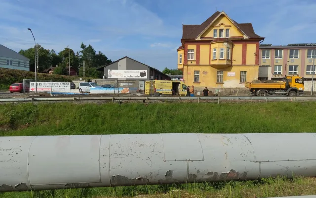 Torzo zápalné letecké pumy vykopali dělníci při opravě ulice. Jde o pozůstatek náletu na klatovské nádraží