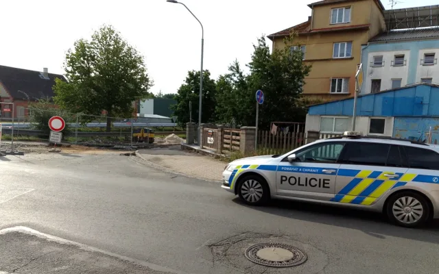 Torzo zápalné letecké pumy vykopali dělníci při opravě ulice. Jde o pozůstatek náletu na klatovské nádraží
