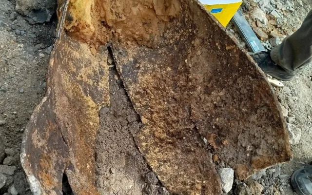 Torzo zápalné letecké pumy vykopali dělníci při opravě ulice. Jde o pozůstatek náletu na klatovské nádraží