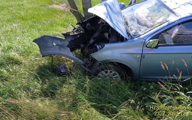 Po čelním nárazu auta do stromu se vážně zranil řidič