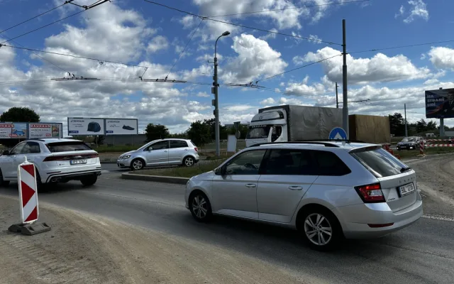 Na přestavbě obřího kruháče podle firem pracuje 110 lidí, původní termín ale stejně nestihnou