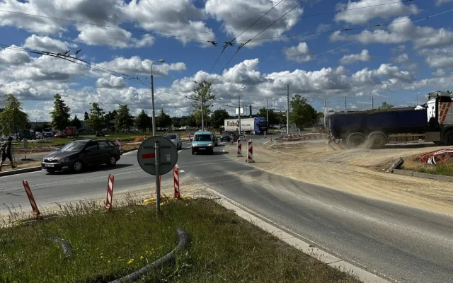 Na přestavbě obřího kruháče podle firem pracuje 110 lidí, původní termín ale stejně nestihnou