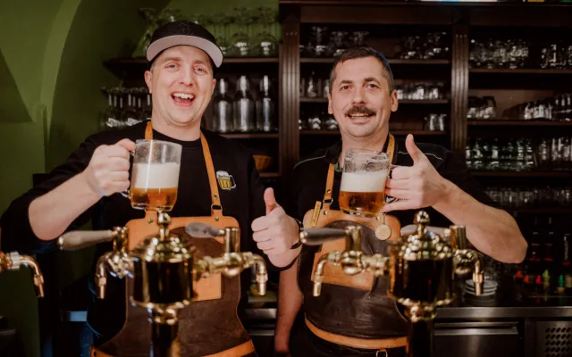 Lidé si myslí, že pěna je podfuk, říká výčepní, který ve Švédsku boří mýty o plzeňském pivu