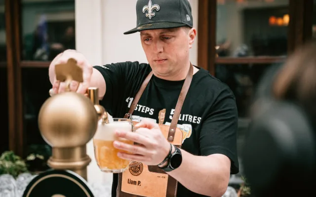 Lidé si myslí, že pěna je podfuk, říká výčepní, který ve Švédsku boří mýty o plzeňském pivu