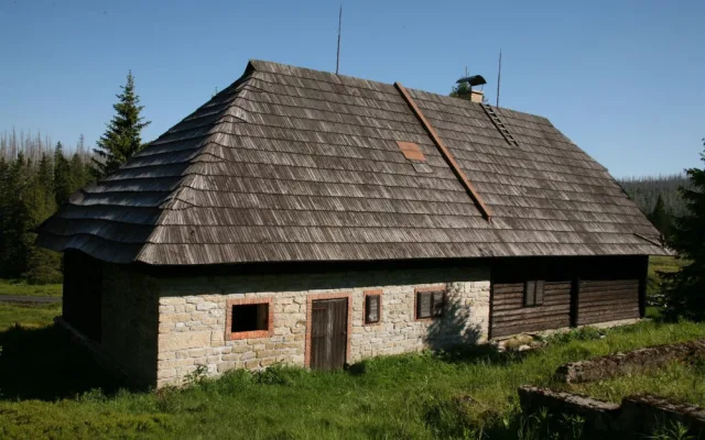 Rozebírání a konzervace slavné Roklanské chaty v srdci Šumavy jen tak nezačne