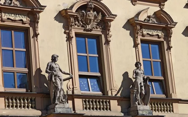 Budova před obnovou.